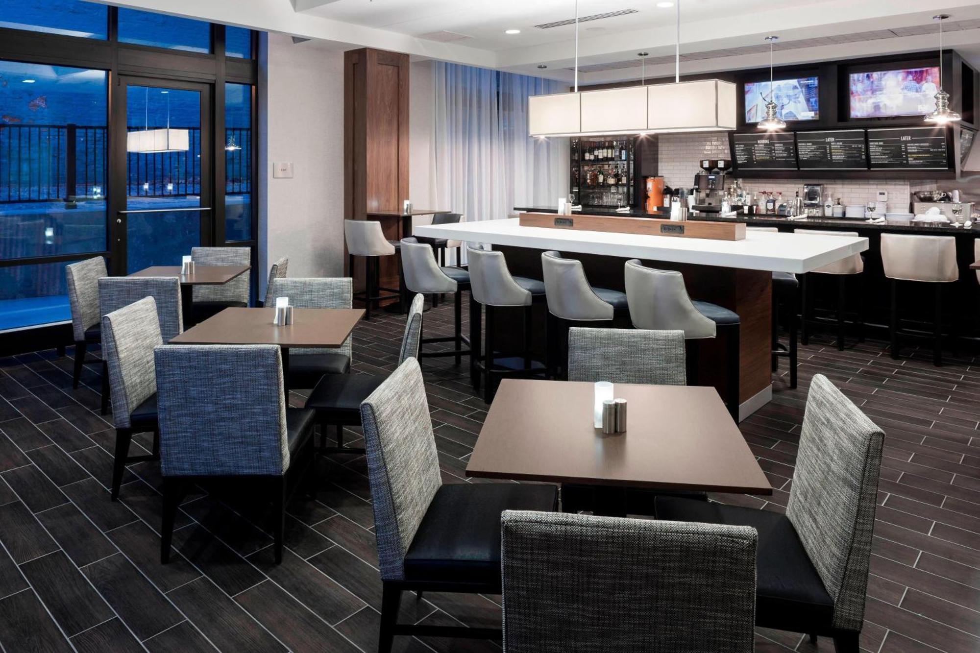 Courtyard By Marriott Richmond Downtown Hotel Exterior foto