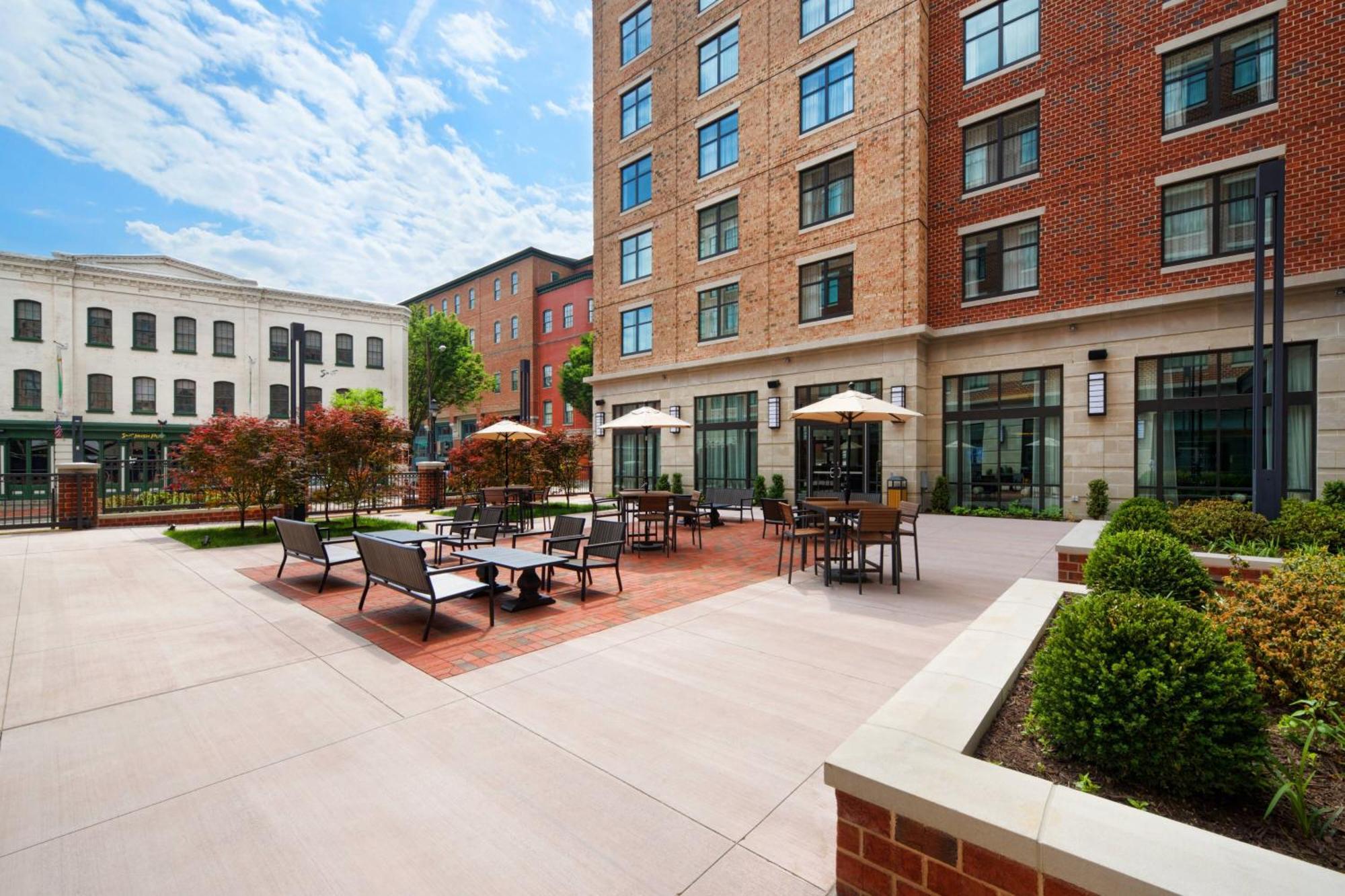 Courtyard By Marriott Richmond Downtown Hotel Exterior foto
